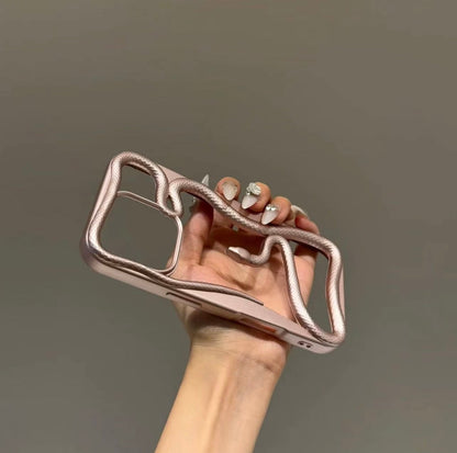 Snake Cutout Case – iPhone 16/15/13/12 Trend Style