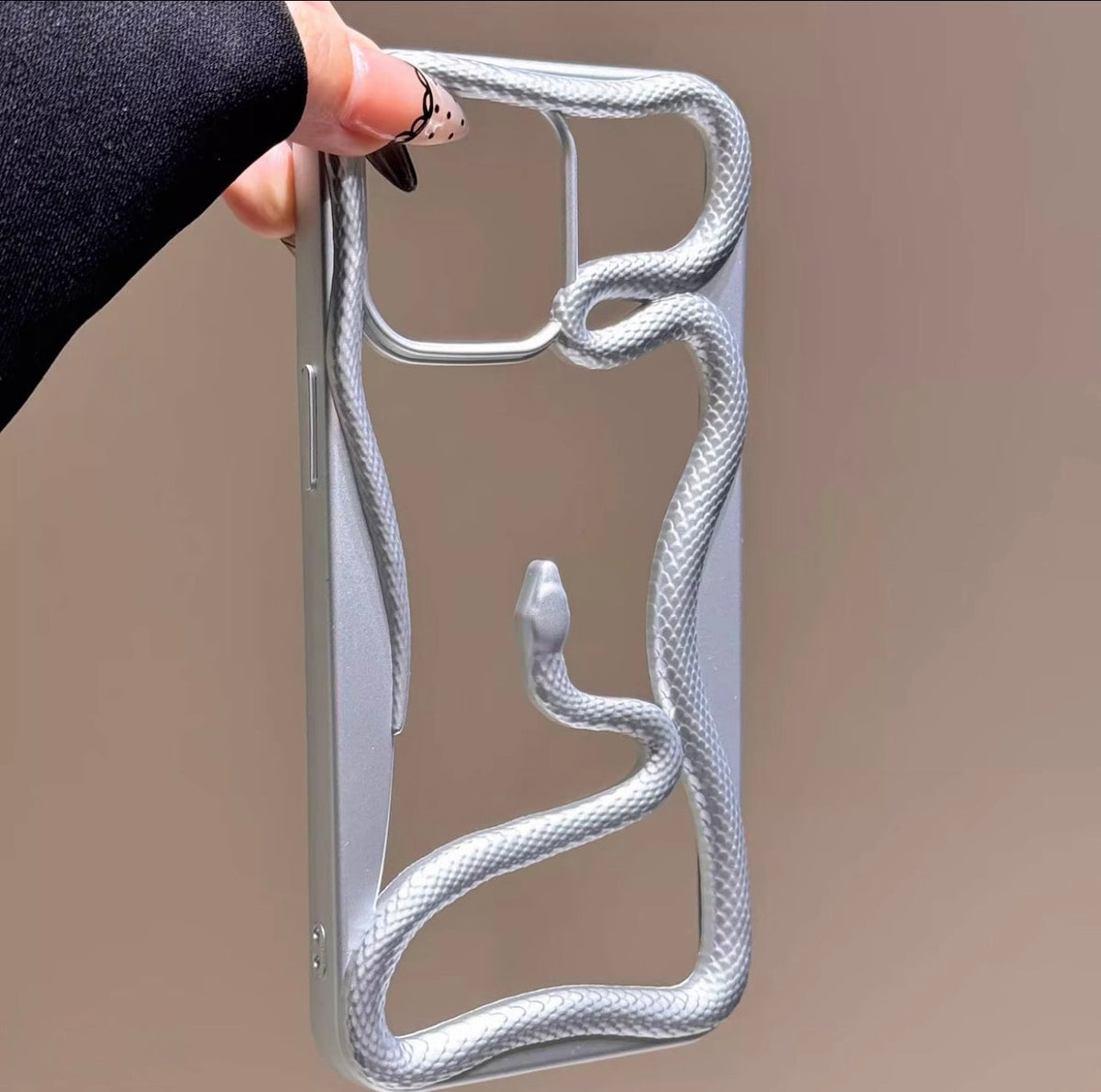 Snake Cutout Case – iPhone 16/15/13/12 Trend Style