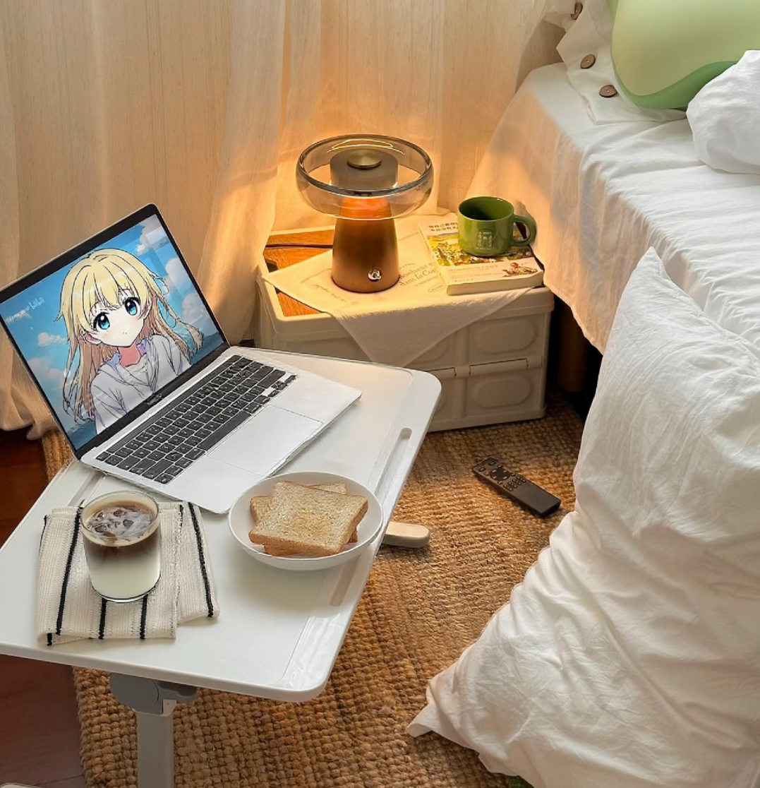 A vintage table lamp instantly elevates the room—an absolute must-have for the bedroom!
